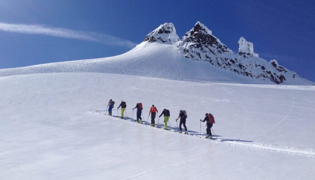 LVS-Gerät, Schaufel, Sonde: Skitourengruppe mit Rucksäcken beim Aufstieg im Schnee