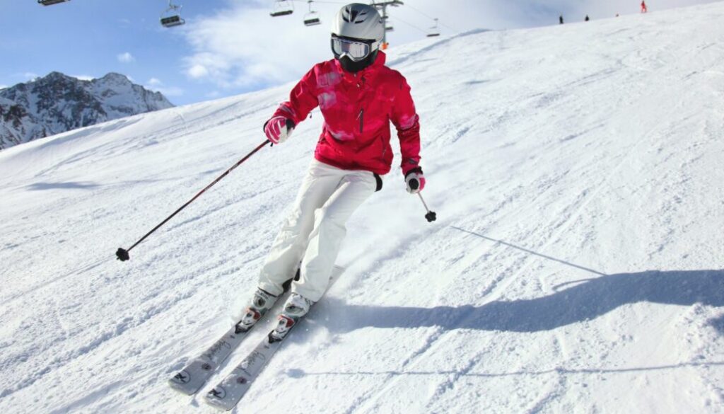 Skifahrerin mit Alpinski auf der Piste – Ski mieten im Bezirk Amstetten bei Autbäck